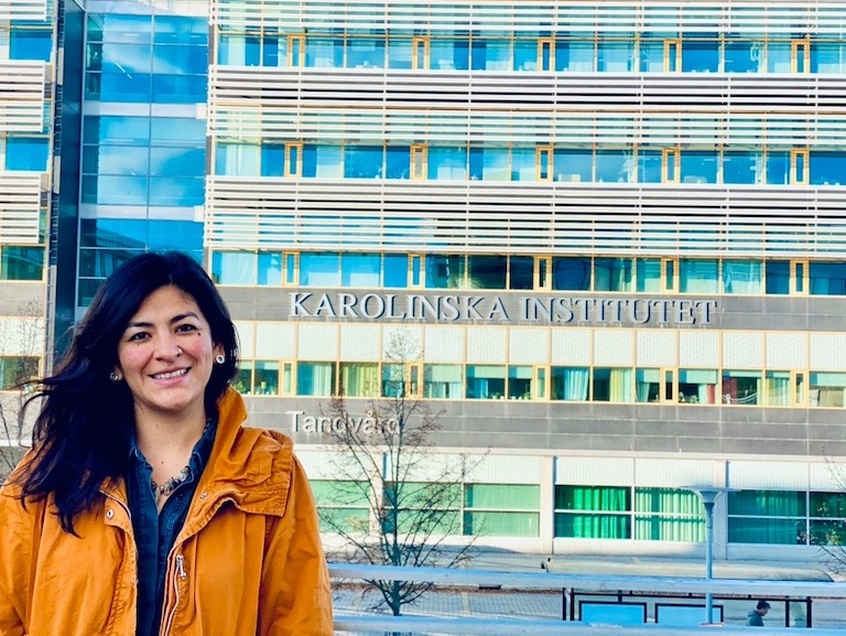 Angelica Cuapio enfrente del Instituto Karolinska en Estocolmo
