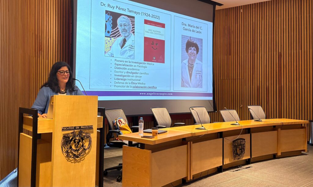 Angélica Cuapio dando una charla durante la semana de la inmunología en la UNAM